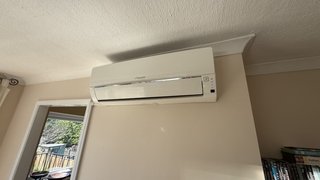 Lot: 104 - FIRST FLOOR TWO-BEDROOM MAISONETTE WITH BALCONY GARDEN AND PARKING - Internal image of air conditioning unit